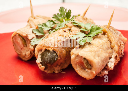 Rindfleisch rollt auf rotem Teller Stockfoto