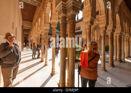 Besucher der Alhambra-Palast die Fotos und hören eine audio Tour, Granada, Andalusien Spanien, Europa Stockfoto