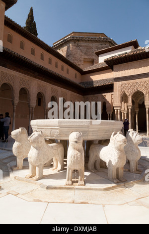 Der Löwenbrunnen in der Patio de Los Leones (Gericht der Löwen), Nasridenpaläste, Alhambra Palast Granada Andalusien Spanien Stockfoto