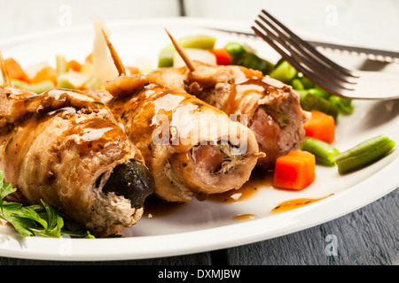 Rindfleisch-Brötchen und Gemüse auf Teller Stockfoto