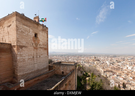 Der Torre De La Vela, Teil der mittelalterlichen maurischen Alhambra-Palast und die Stadt Granada, Andalusien Spanien Europa Stockfoto