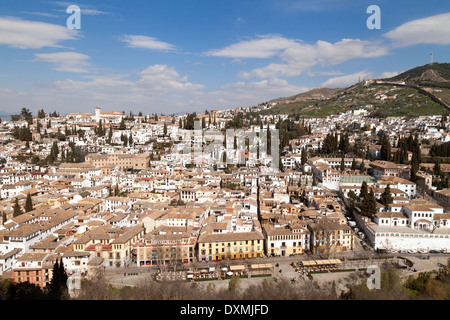 Granada, Andalusien, Spanien - Blick auf die Stadt von der Alhambra-Palast mit Blick auf das Viertel Albaicin, Spanien Europa Stockfoto