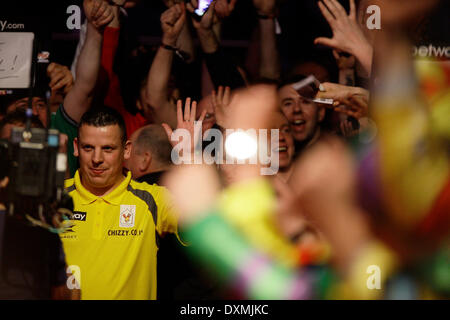 Dublin, Irland. 27. März 2014. Dave Chisnall in Aktion gegen Adrian Lewis PDC Darts Premier League von der O2 Arena, Dublin, Irland-Gutschrift: Michael Cullen/Alamy Live News Stockfoto