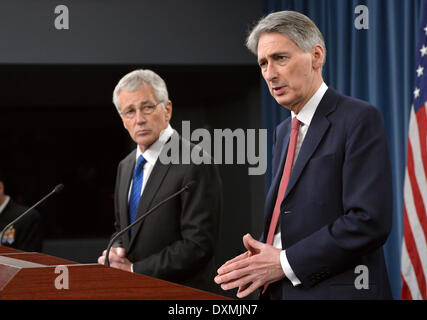 US-Verteidigungsminister Chuck Hagel und des Vereinigten Königreichs Staatssekretär für Verteidigung Philip Hammond halten eine gemeinsame Pressekonferenzen im Pentagon Press Briefing Room 26. März 2014 in Washington, DC. Stockfoto