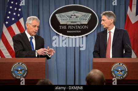 US-Verteidigungsminister Chuck Hagel und des Vereinigten Königreichs Staatssekretär für Verteidigung Philip Hammond halten eine gemeinsame Pressekonferenzen im Pentagon Press Briefing Room 26. März 2014 in Washington, DC. Stockfoto