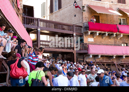 Romantisches Paar beobachten Palio di Siena von einem Balkon in Piazza del Campo Stockfoto
