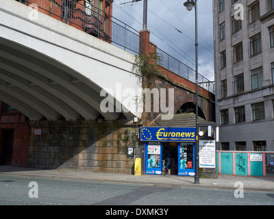 Euronews-Filialisten-Kiosk an der Oxford Road in Manchester UK Stockfoto