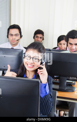 Indian Business Leute arbeiten im Callcenter Stockfoto