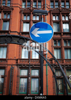 Biegen Sie links Verkehrszeichen vor der Palasthotel in Manchester UK Stockfoto