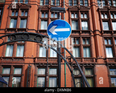 Biegen Sie links Verkehrszeichen vor der Palasthotel in Manchester UK Stockfoto