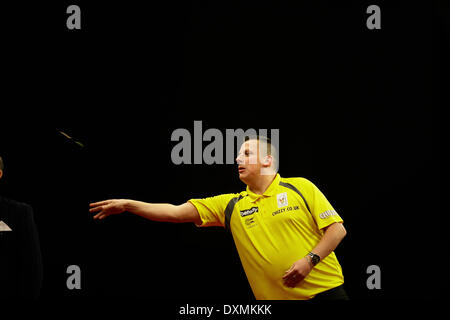 27.03.2014, Dublin Irland, Dave Chisnall in Aktion gegen Adrian Lewis PDC Darts Premier League von der O2 Arena, Dublin, Irland Stockfoto