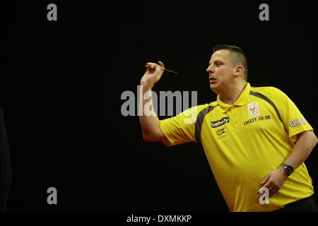 27.03.2014, Dublin Irland, Dave Chisnall in Aktion gegen Adrian Lewis PDC Darts Premier League von der O2 Arena, Dublin, Irland Stockfoto