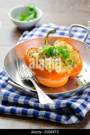 gefüllte Paprika mit couscous Stockfoto