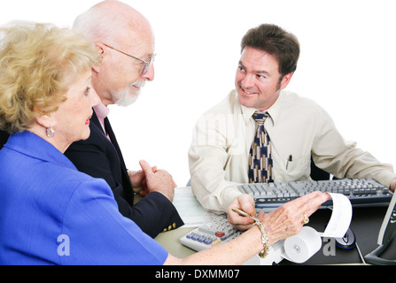 Älteres Paar gehen über ihre Steuern mit Buchhalter. Weißen Hintergrund. Stockfoto