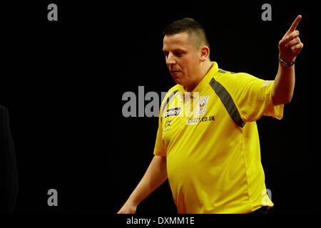 27.03.2014, Dublin Irland, Dave Chisnall in Aktion gegen Adrian Lewis PDC Darts Premier League von der O2 Arena, Dublin, Irland Stockfoto