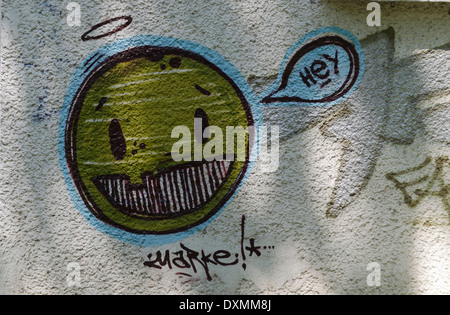 Urban Graffitiwand in Primärfarben Stockfoto