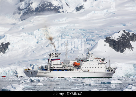 Emissionen aus der Akademik Sergey Vavilov, verstärkt ein Eis Schiff bei einer Expedition in die Antarktis Stockfoto