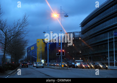 Hampshire England Southampton IKEA Gebäude und Autos an der Ampel angehalten Stockfoto