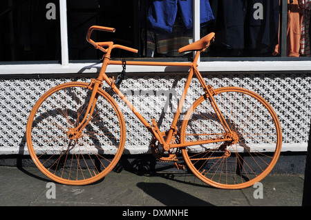 Eine orange Fahrrad geparkt in Angel, London, UK Stockfoto