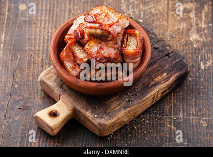 Vorspeise-Brotscheiben in Speck gebraten Stockfoto