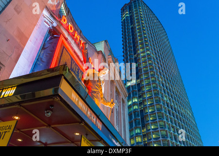 Dominion Theatre und The Centre Point Gebäude bei Nacht, Tottenham Court Road, London, England Stockfoto