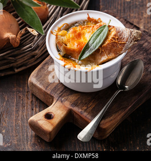 Zwiebelsuppe mit getrocknetem Brot, Salbei und Cheddar Käse Stockfoto