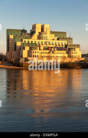 Der Hauptsitz von der britischen Secret Intelligence Service (SIS) (auch bekannt als "MI6"), in Vauxhall Cross, London, England Stockfoto