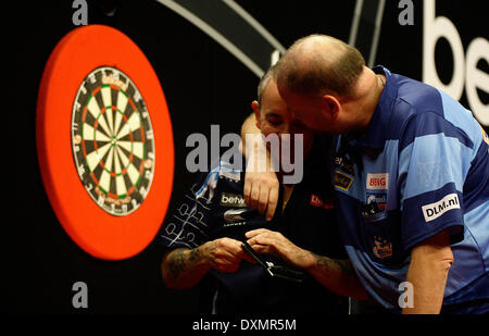 Dublin, Irland. 27. März 2014. Dublin Irland, Raymond van Barneveld schmiegt sich Phil Taylor PDC Darts Premier League von der O2 Arena, Dublin, Irland-Gutschrift: Action Plus Sport Bilder/Alamy Live News Stockfoto