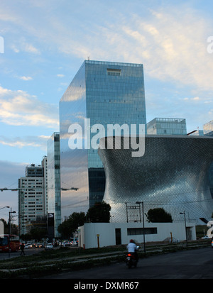 Soumaya Museum und andere modernen Bauten in den Abend, Polanco, Mexiko-Stadt, Mexiko Stockfoto