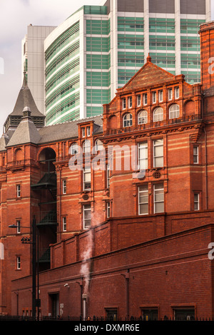 University College London, UCL, kreuzförmige Gebäude und University College Hospital in London, UK Stockfoto