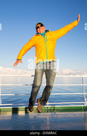 Ein Passagier auf dem Deck der Akademik Sergey Vavilov, verstärkt ein Eis Schiff bei einer Expedition in die Antarktis Stockfoto