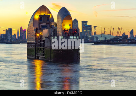 Thames Barrier, Canary Wharf und den Millennium Dome in der Nacht, London, England Stockfoto