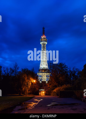 Prag-Aussichtsturm auf dem Petrin-Hügel mit der Nachtbeleuchtung Stockfoto