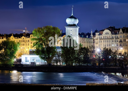 Prag-Mähnen-Turm in der Nacht Stockfoto