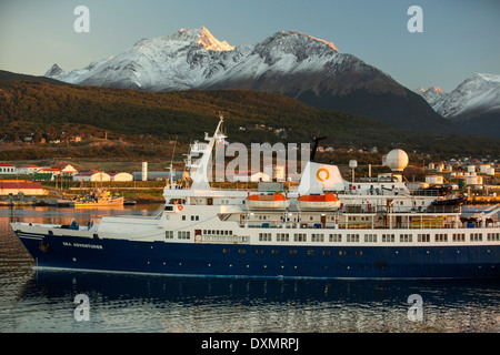 Sonnenaufgang über der Antarktis-Expedition Schiffe im Hafen von Ushuaia ist die Hauptstadt von Feuerland in Argentinien Stockfoto