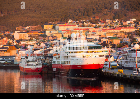 Sonnenaufgang über der Antarktis-Expedition Schiffe im Hafen von Ushuaia ist die Hauptstadt von Feuerland in Argentinien Stockfoto