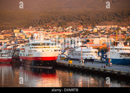 Sonnenaufgang über der Antarktis-Expedition Schiffe im Hafen von Ushuaia ist die Hauptstadt von Feuerland in Argentinien Stockfoto