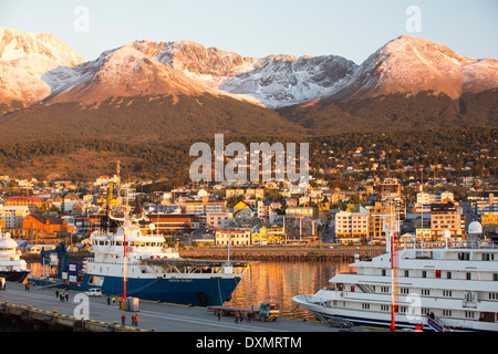 Sonnenaufgang über der Antarktis-Expedition Schiffe im Hafen von Ushuaia ist die Hauptstadt von Feuerland in Argentinien Stockfoto