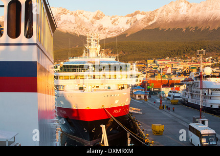 Sonnenaufgang über der Antarktis-Expedition Schiffe im Hafen von Ushuaia ist die Hauptstadt von Feuerland in Argentinien Stockfoto