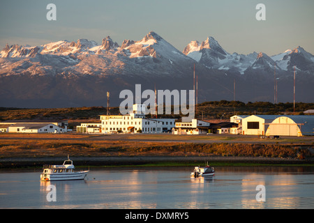 Die kriegerischen Bergkette im Morgenlicht in der Stadt Ushuaia ist die Hauptstadt von Feuerland in Argentinien Stockfoto