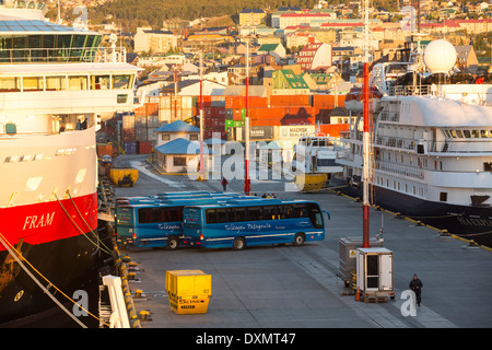 Sonnenaufgang über der Antarktis-Expedition Schiffe im Hafen von Ushuaia ist die Hauptstadt von Feuerland in Argentinien Stockfoto