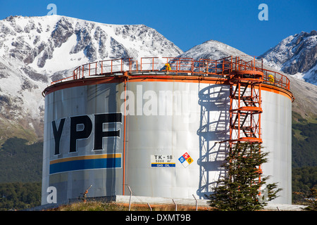 Öltanks infront von Martial Bergkette aus der Stadt Ushuaia ist die Hauptstadt von Feuerland in Argentinien Stockfoto