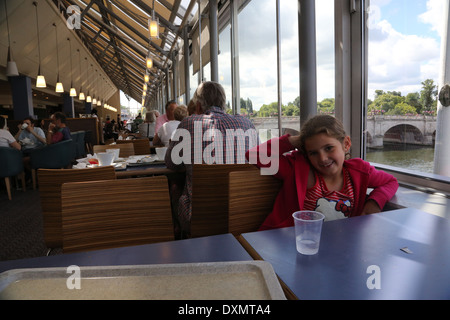 Kingston Upon Thames Surrey Mädchen im Cafe In John Lewis Store mit Blick auf die Themse Stockfoto