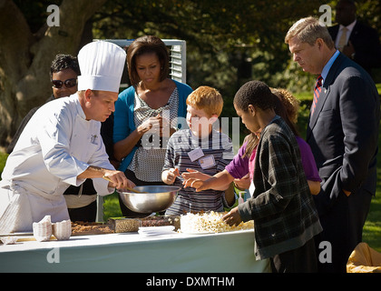 Chef Todd Gray bereitet süßen und pikanten Popcorn bei einer gesunden Kochen Demonstration für First Lady Michelle Obama und Landwirtschaftsminister Tom Vilsack gesünder uns School Challenge 21. Oktober 2009 in Washington, DC. Stockfoto