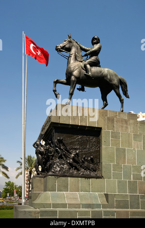 Asien, Türkei, Izmir, Denkmal, Kemal Atatűrk auf Cumhuriyet Meydani, mit türkischer Flagge Stockfoto