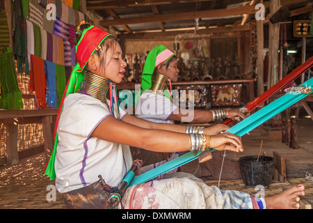 Padaung (Karen) Stamm Frauen Weben auf traditionelle Gerät. Stockfoto