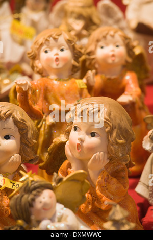 Hölzerne Weihnachtsschmuck zum Verkauf auf dem Weihnachtsmarkt Nürnberg, Nürnberg, Deutschland Stockfoto