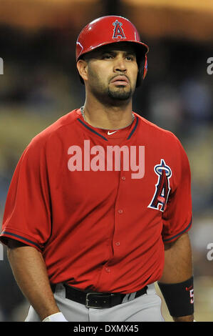 Los Angeles, CA, USA. 27. März 2014. Los Angeles Angels erster Basisspieler Albert Pujols #5 während der Major League Baseball Pre-Saison-Spiel zwischen den Los Angeles Angels und die Los Angeles Dodgers an Dodger Stadium.Louis Lopez/CSM/Alamy Live News Stockfoto