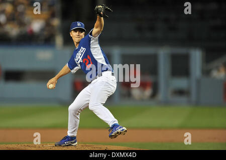 Los Angeles, CA, USA. 27. März 2014. Los Angeles Schwindler Krug Zack Greinke #21 Stellplätze ab, während die Major League Baseball Pre-Saison-Spiel zwischen den Los Angeles Angels und die Los Angeles Dodgers an Dodger Stadium.Louis Lopez/CSM/Alamy Live News Stockfoto