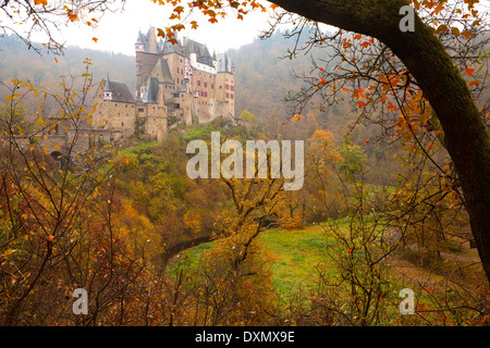 Burg Eltz im Herbst, Rheinland-Pfalz, Deutschland Stockfoto